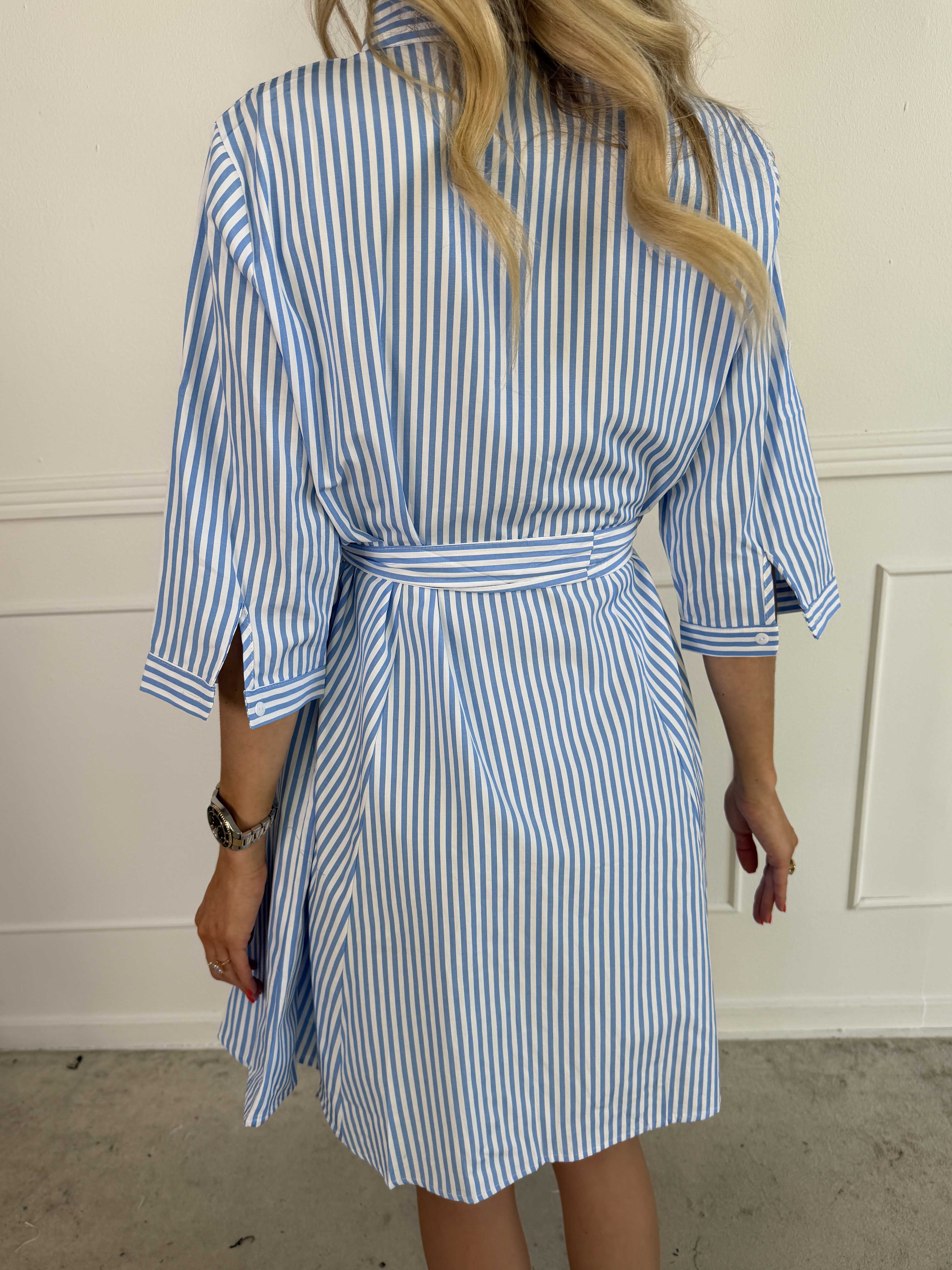 Hilma - Stribet skjortekjole i a-facon med bindebånd i livet